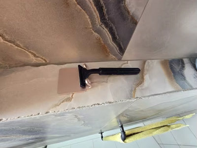 Slipp slöa rakhyvlar och röda prickar – håll hyveln torr i duschen